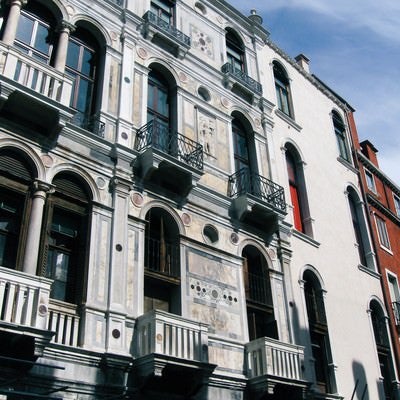 ベネチアの建物と窓（イタリア）の写真