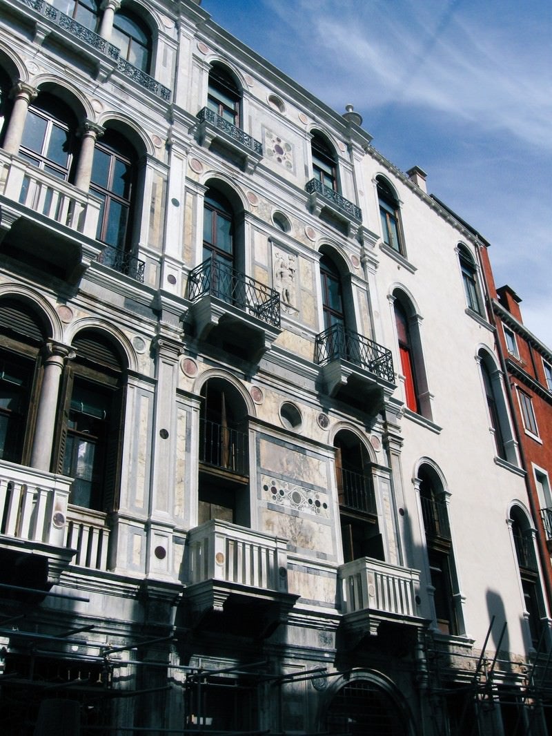 「ベネチアの建物と窓（イタリア）」の写真