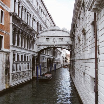 ヴェネツィアを流れる水路に待機するゴンドラ（イタリア）の写真