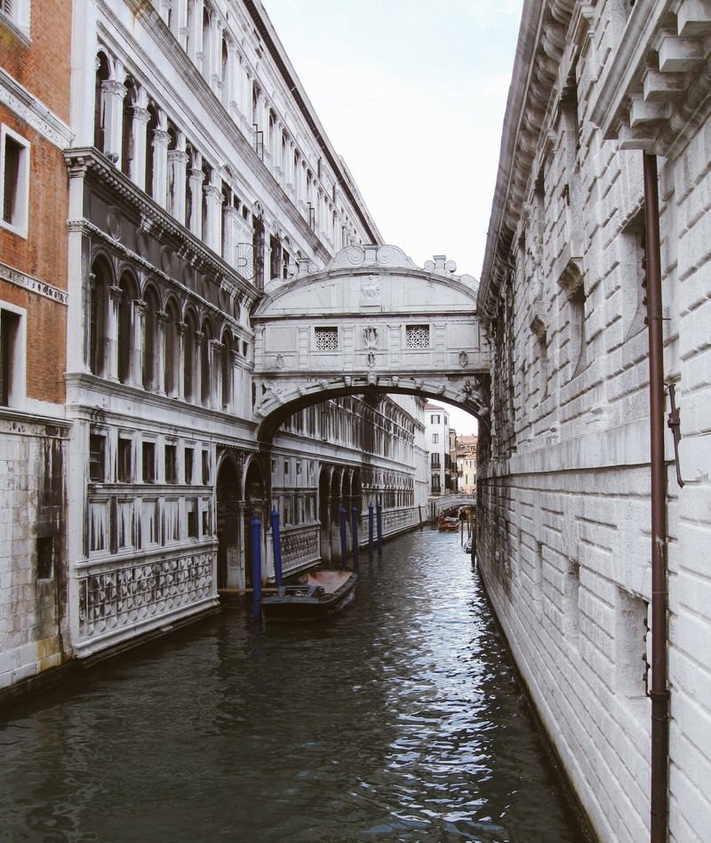 「ヴェネツィアを流れる水路に待機するゴンドラ（イタリア）」の写真