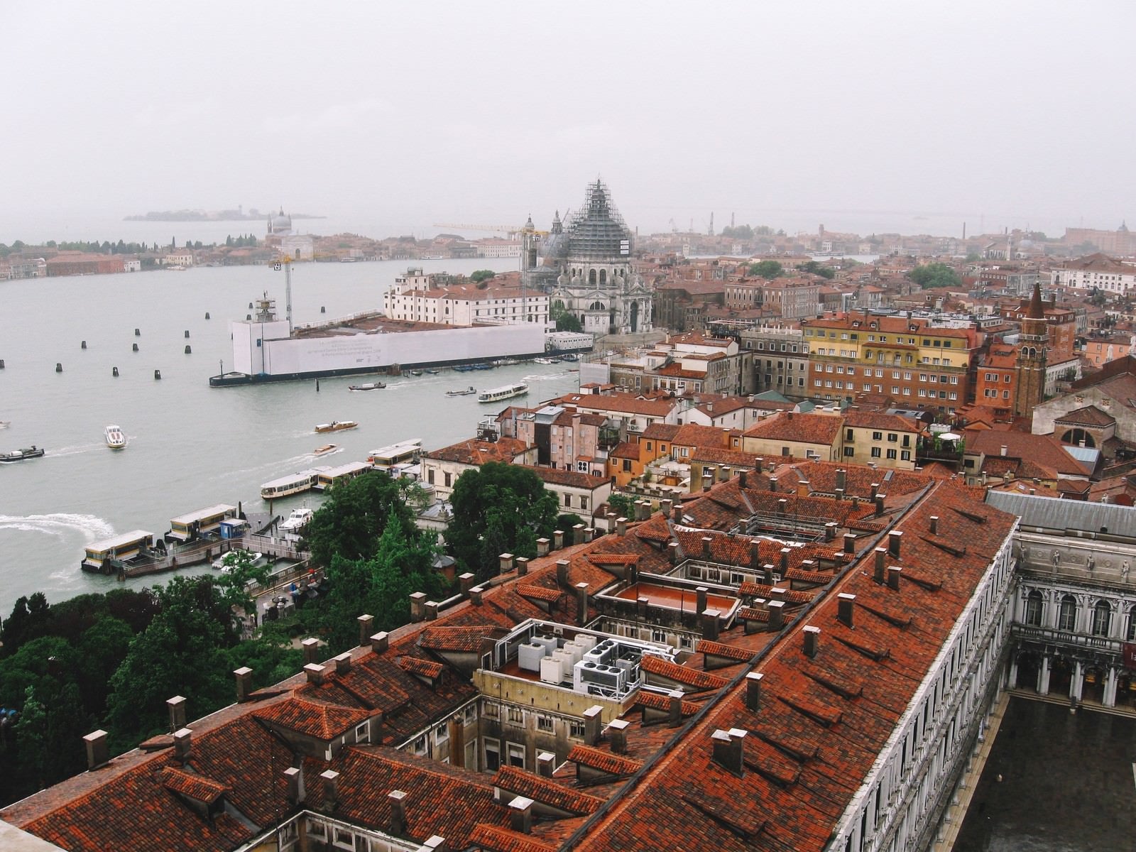 「赤茶色に染まる屋根とヴェネツィアの街並み（イタリア）」の写真