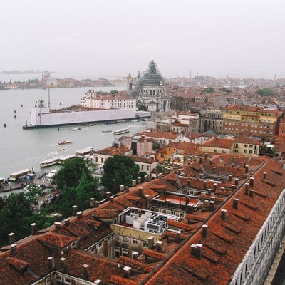 赤茶色に染まる屋根とヴェネツィアの街並み（イタリア）の写真