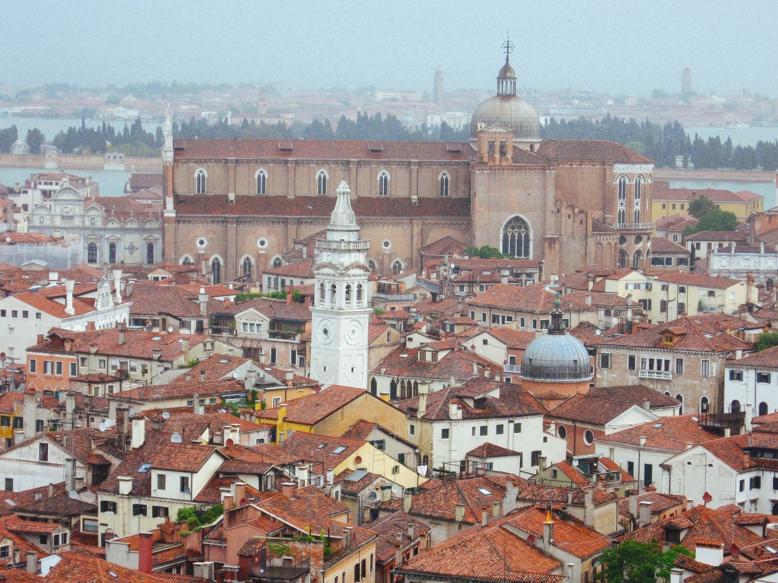 「ベネチアの街並みと鐘楼（イタリア）」の写真