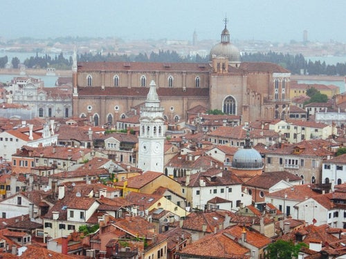 ベネチアの街並みと鐘楼（イタリア）の写真