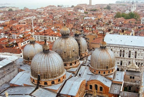 サンマルコ寺院とベネチアの街並み（イタリア）の写真