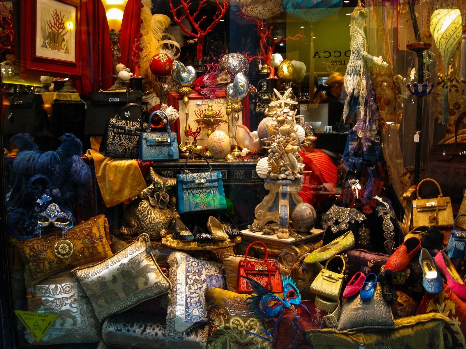 「ヴェネツィアのショーウィンドウに並ぶ雑貨類（イタリア）」の写真