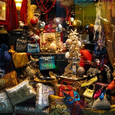 ヴェネツィアのショーウィンドウに並ぶ雑貨類（イタリア）の写真