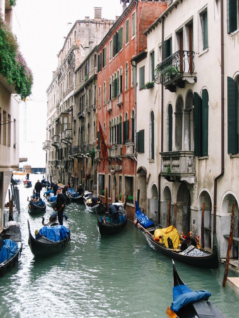 「水路に浮かぶゴンドラとヴェネツィアの街並み（イタリア）」の写真
