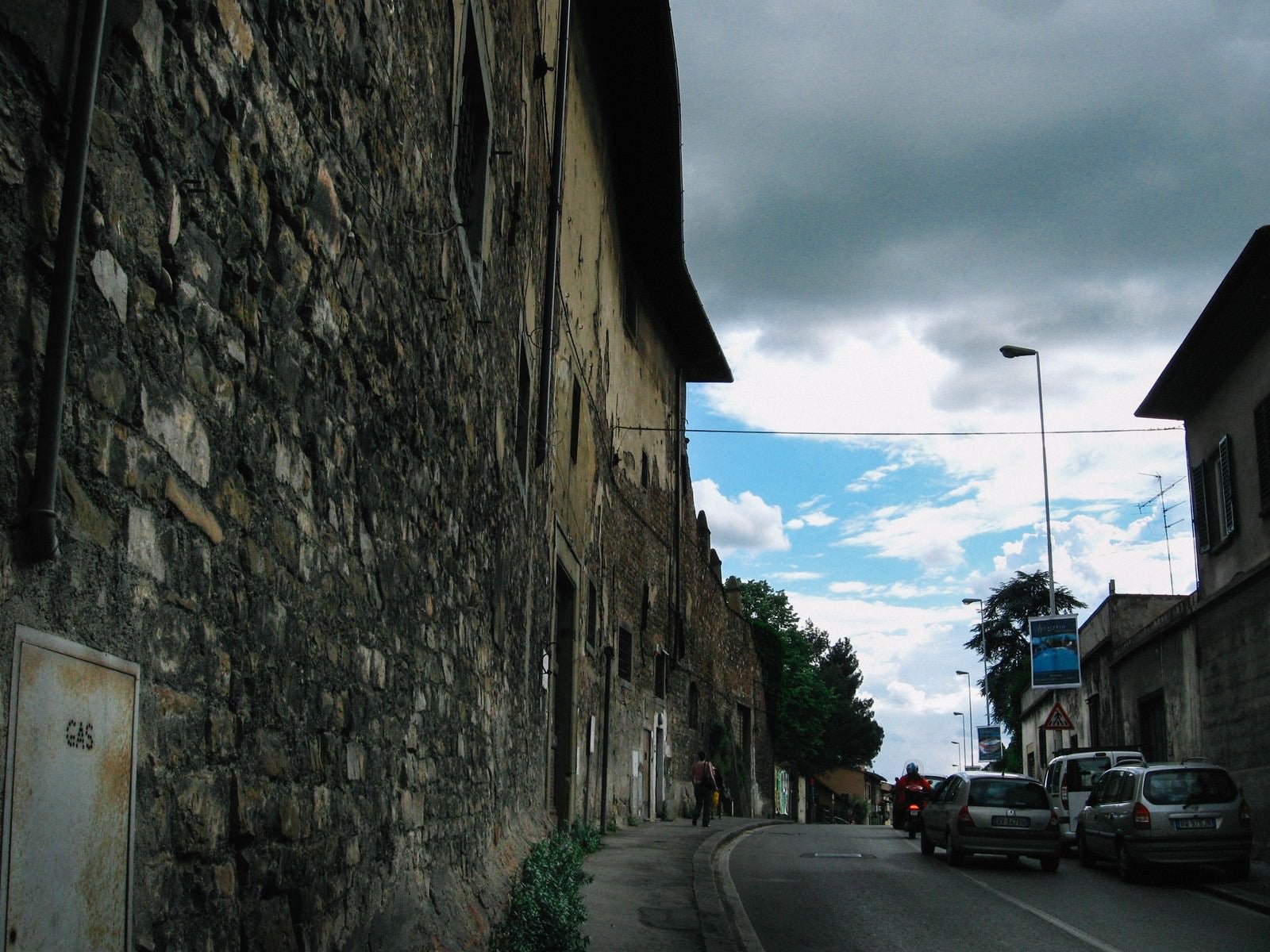 「フィレンツェの道路に並ぶレンガ造りの建物（イタリア）」の写真