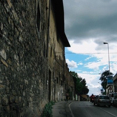 フィレンツェの道路に並ぶレンガ造りの建物（イタリア）の写真
