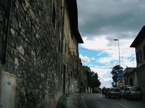 フィレンツェの道路に並ぶレンガ造りの建物（イタリア）の写真
