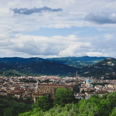 フィレンツェの街並みと山（イタリア）の写真
