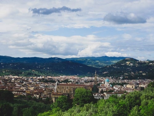 フィレンツェの街並みと山（イタリア）の写真