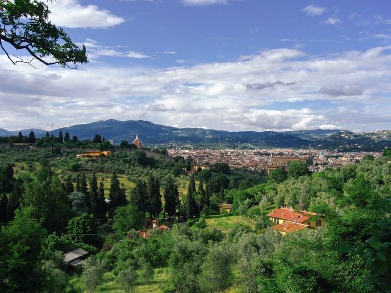 緑に包まれるフィレンツェの街（イタリア）の写真