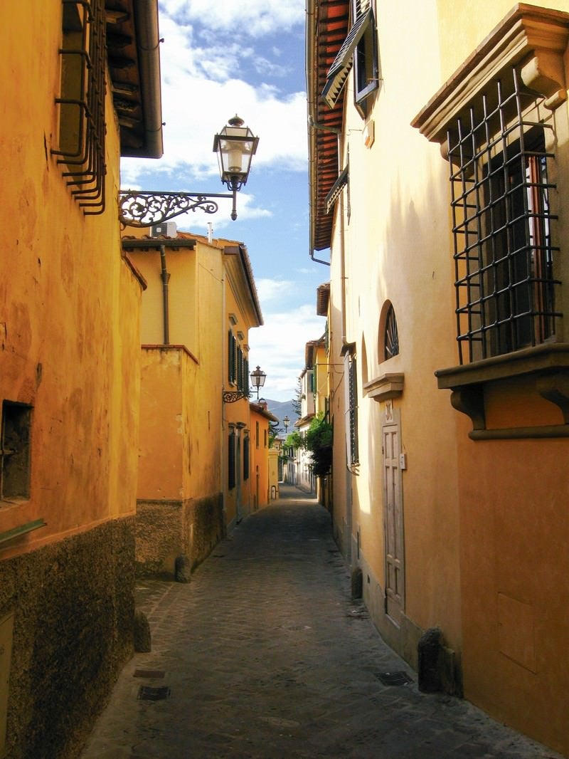 「フィレンツェ民家と路地裏（イタリア）」の写真