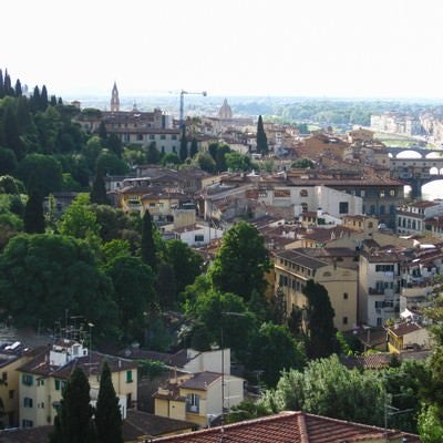 自然に囲まれたフィレンツェの街並み（イタリア）の写真