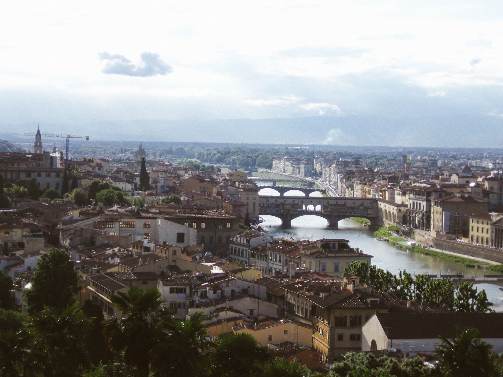 「フィレンツェの街並みと川（イタリア）」の写真