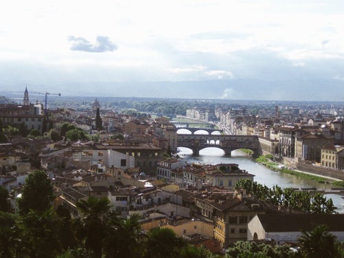 フィレンツェの街並みと川（イタリア）の写真