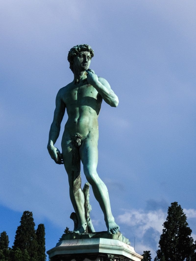 「ミケランジェロ広場の銅像（イタリア）」の写真