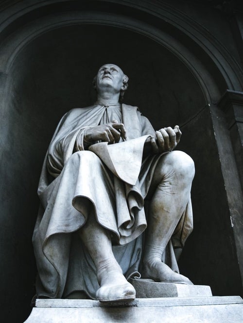 フィレンツェにある石像（イタリア）の写真