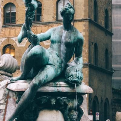 フィレンツェの広場にある石像（イタリア）の写真
