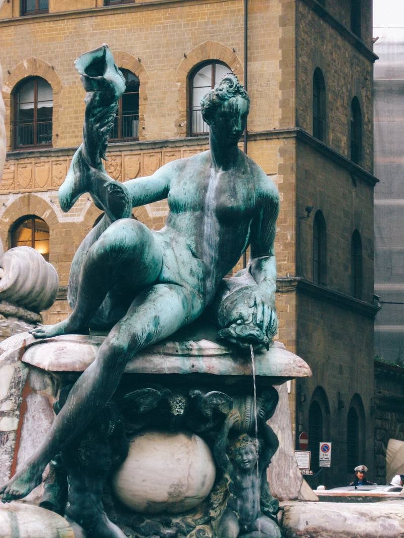 「フィレンツェの広場にある石像（イタリア）」の写真
