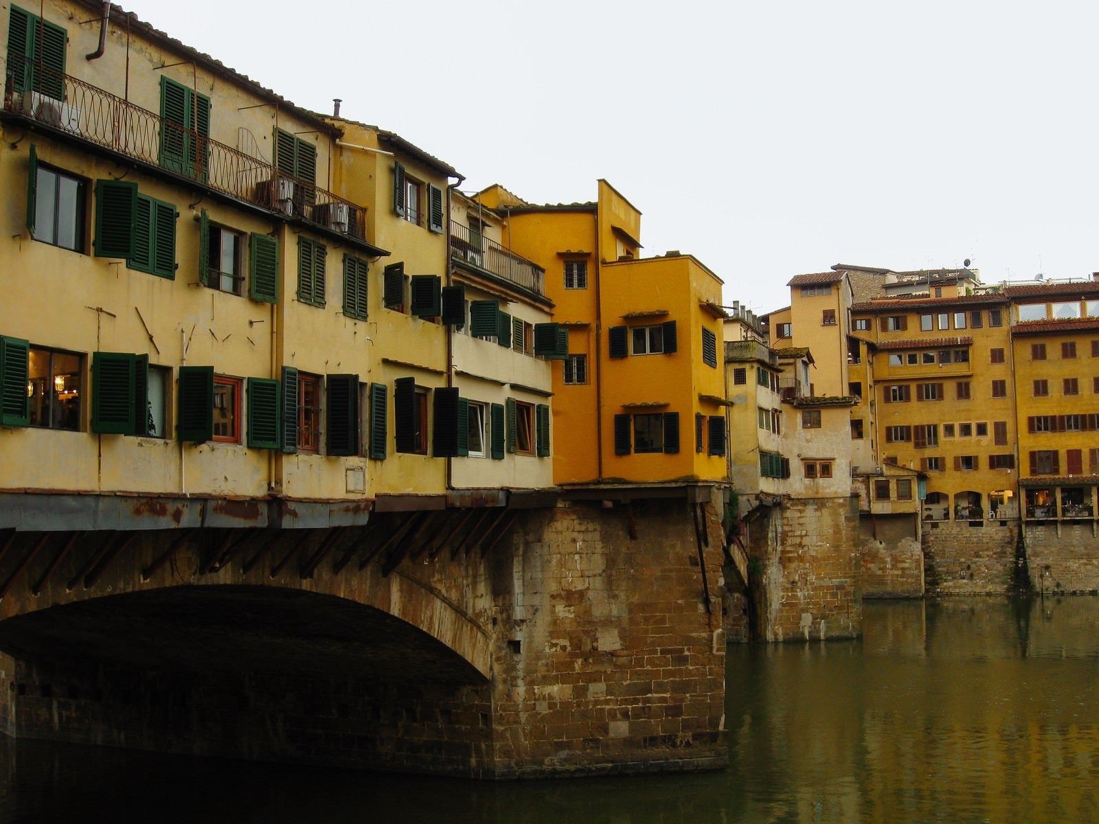 「フィレンツェの川上にたつ窓ばかりの建築物（イタリア）」の写真