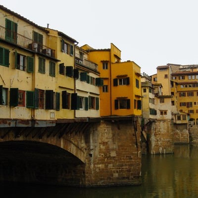 フィレンツェの川上にたつ窓ばかりの建築物（イタリア）の写真