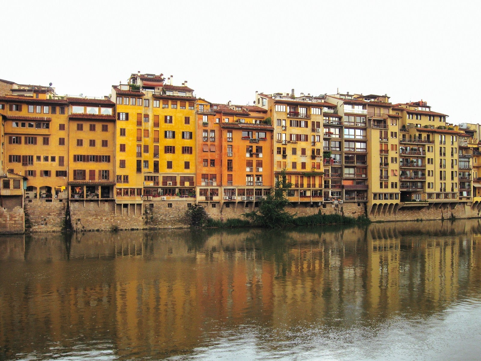 「フィレンツェを流れる川に映りこむ建築物（イタリア）」の写真