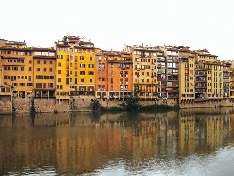 フィレンツェを流れる川に映りこむ建築物（イタリア）の写真