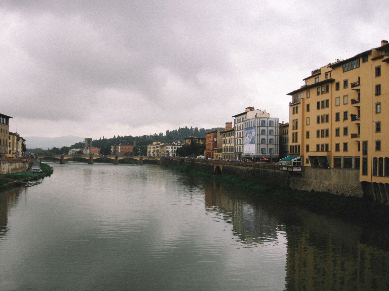 「フィレンツェを流れる川と遠くに見える橋（イタリア）」の写真
