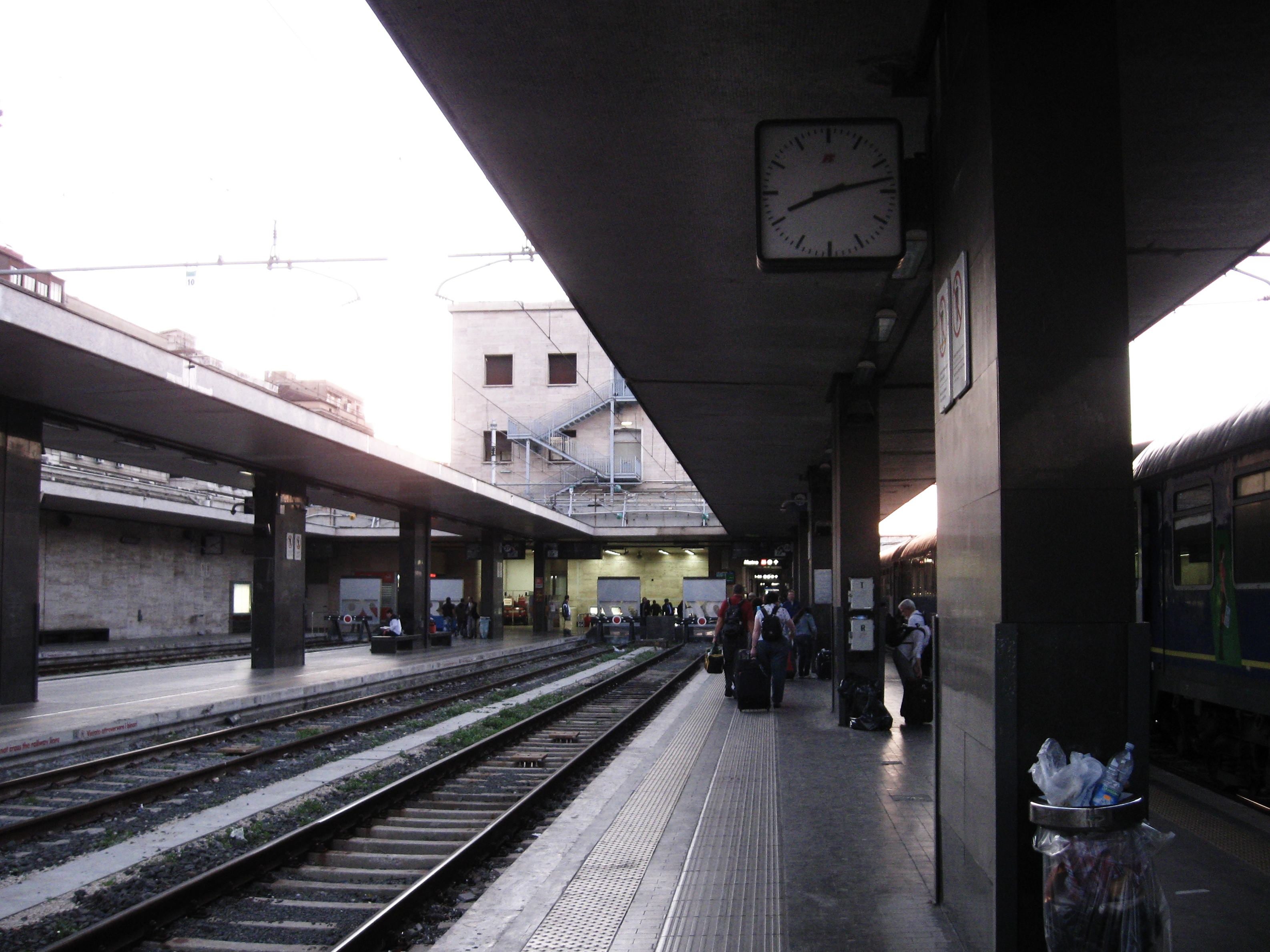 フィレンツェのサンタ・マリア・ノヴェッラ駅のホーム(イタリア）の 