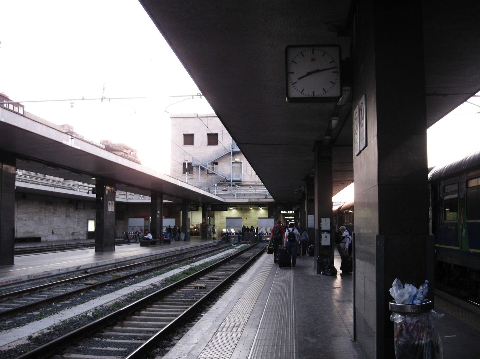 「フィレンツェのサンタ・マリア・ノヴェッラ駅のホーム(イタリア）」の写真