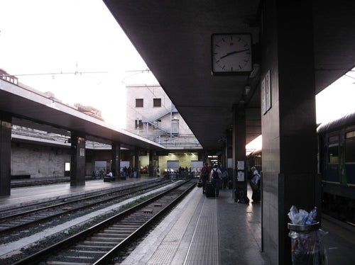 フィレンツェのサンタ・マリア・ノヴェッラ駅のホーム(イタリア）の写真