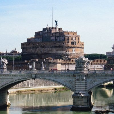 ローマにある橋とサンタジェロ城（イタリア）の写真
