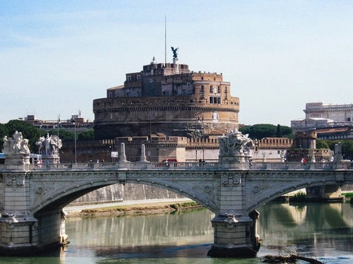ローマにある橋とサンタジェロ城（イタリア）の写真