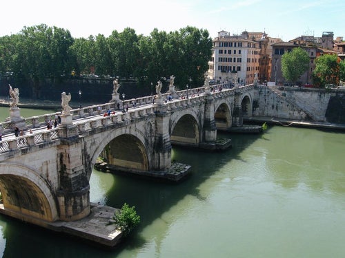ローマを流れる川に架かるメガネ橋（イタリア）の写真