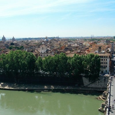ローマの川から俯瞰する街の眺め（イタリア）の写真