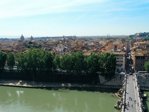 ローマの川から俯瞰する街の眺め（イタリア）の写真