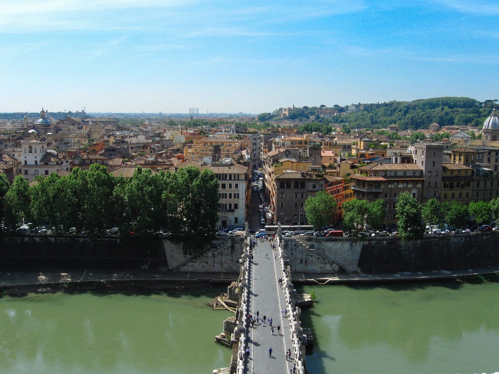 「ローマに架かる橋と街並み（イタリア）」の写真