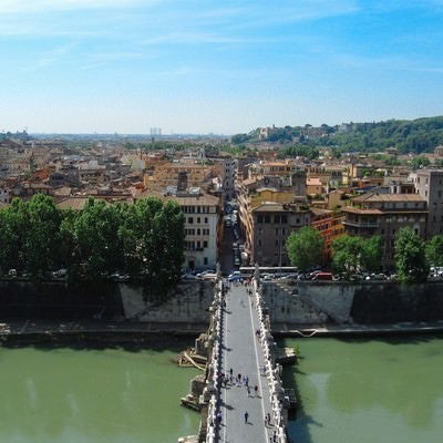 ローマに架かる橋と街並み（イタリア）の写真
