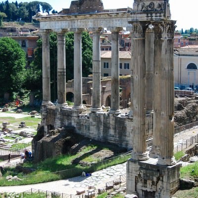 フォロ・ロマーノの柱跡（ローマ）の写真