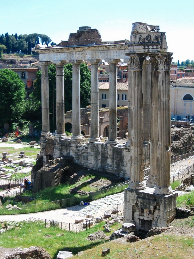 「フォロ・ロマーノの柱跡（ローマ）」の写真