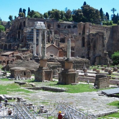 修復中のフォロロマーノ（ローマ）の写真
