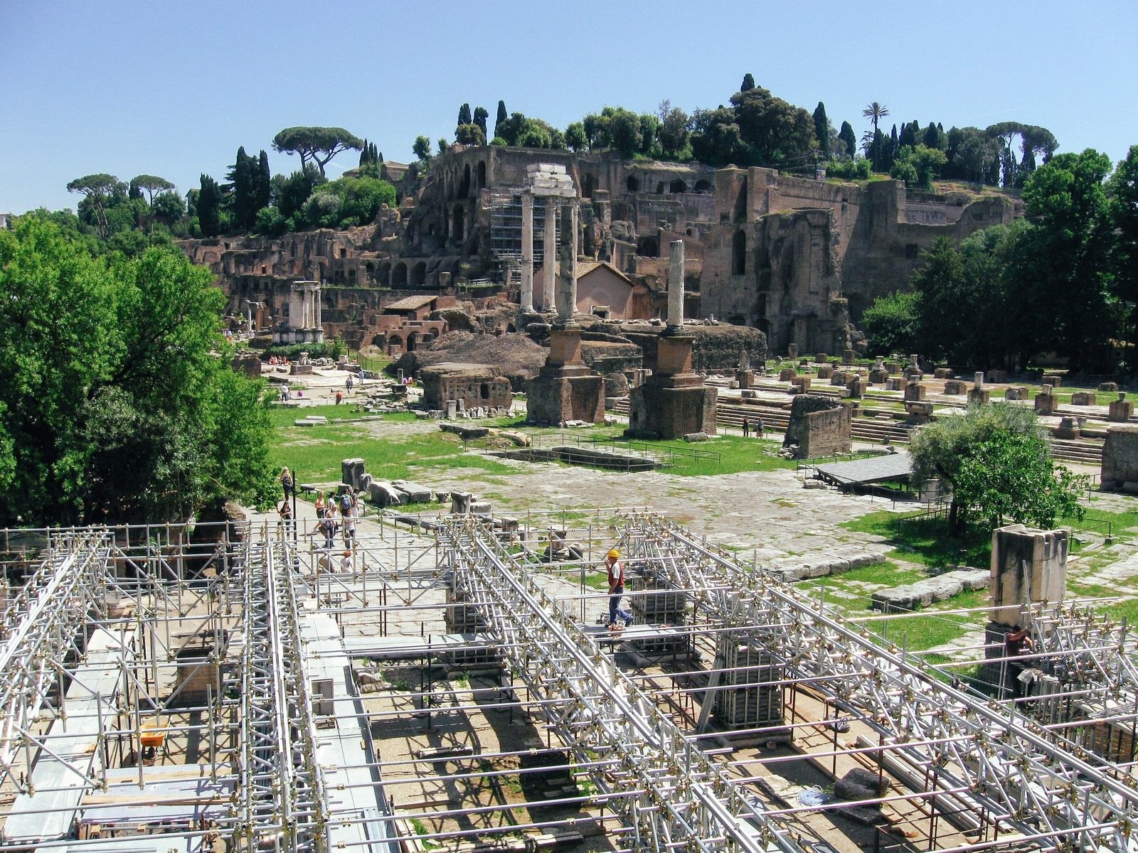 「ローマにある修復中の遺跡（フォロロマーノ）」の写真
