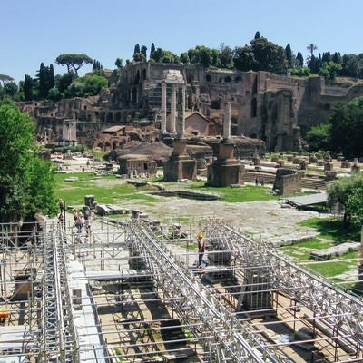 ローマにある修復中の遺跡（フォロロマーノ）の写真