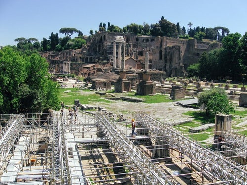 ローマにある修復中の遺跡（フォロロマーノ）の写真