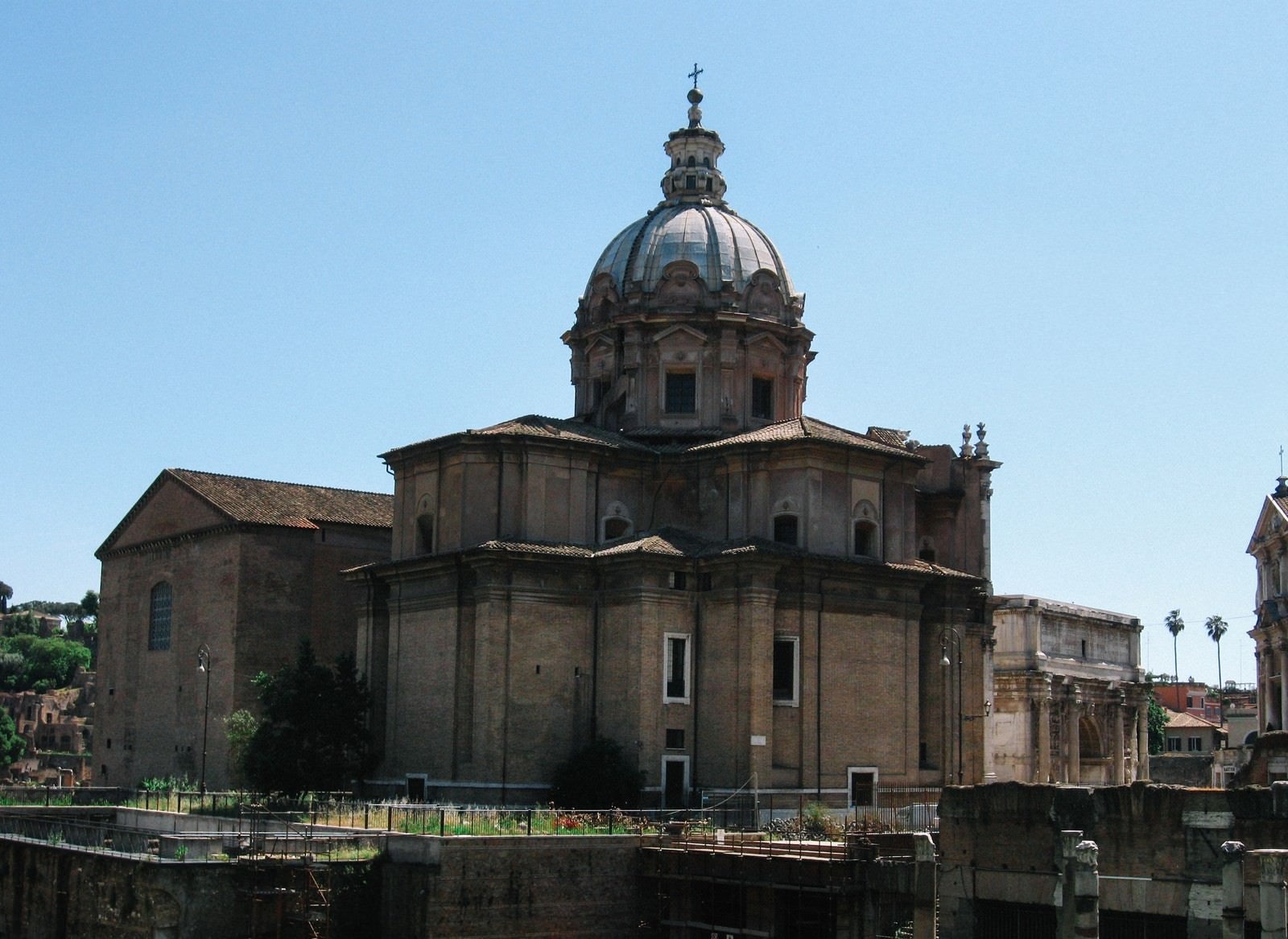 「ローマの建築物と屋根の十字架（イタリア）」の写真