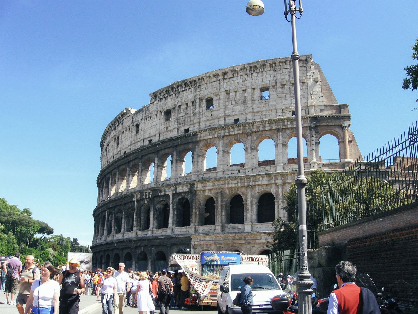 「ローマのコロッセオと観光客（イタリア）」の写真