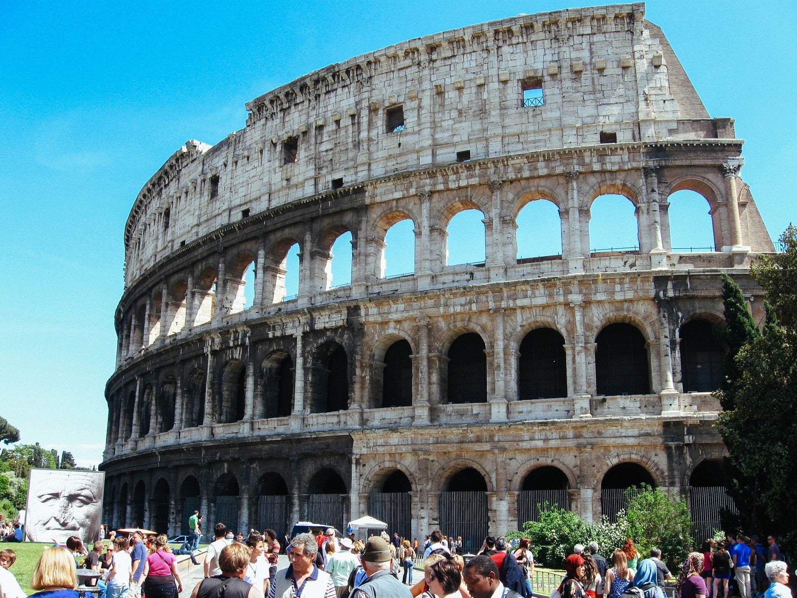「ローマのコロッセオと賑う観光客（イタリア）」の写真